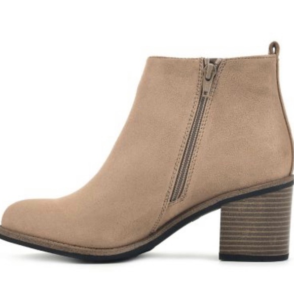 White Mountain Ladies Ankle Boot, Tan - Picture 3 of 6